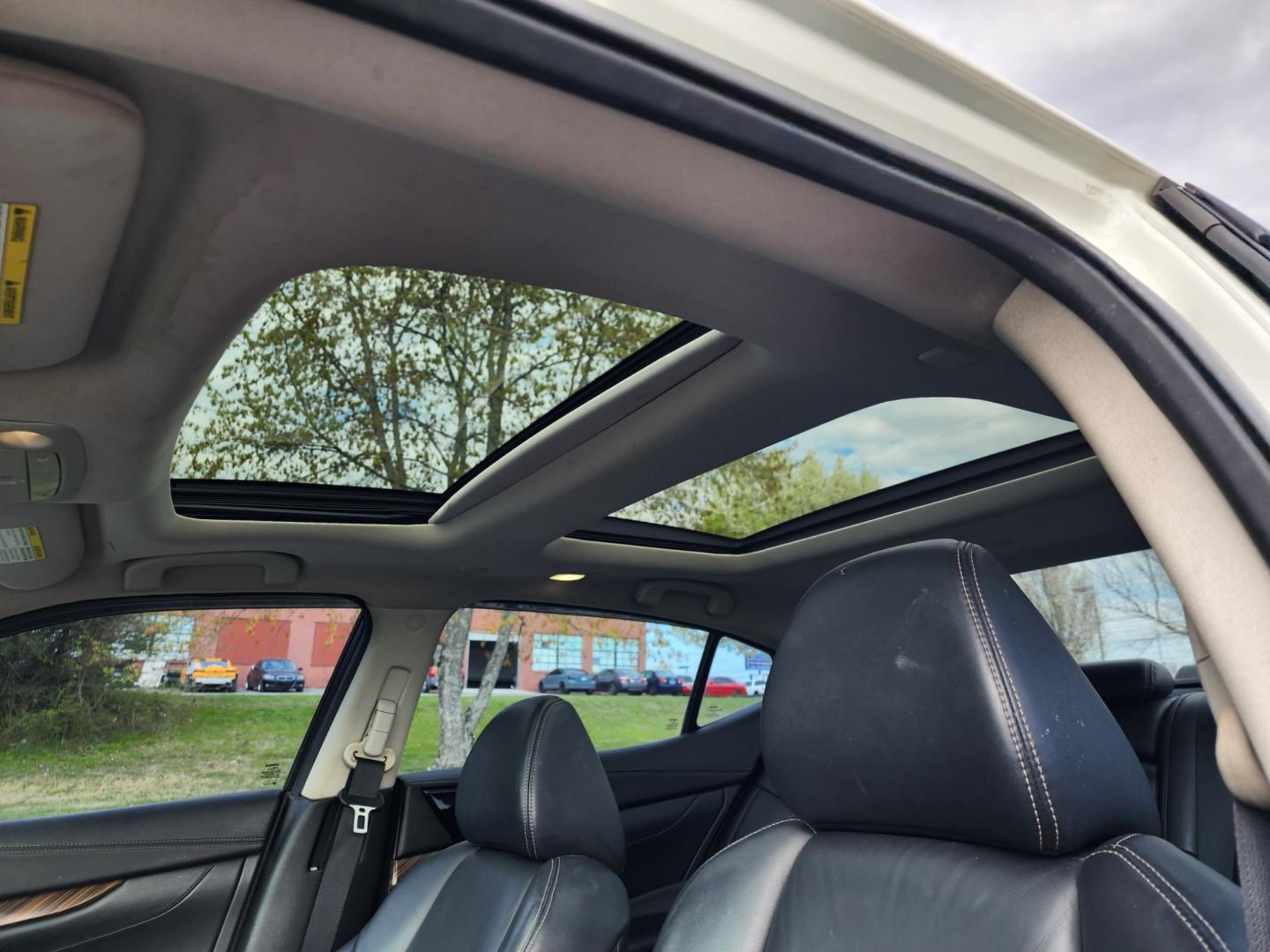 2016 WHITE /Black Nissan Maxima 3.5 Platinum (1N4AA6AP9GC) with an 3.5L V6 DOHC 24V engine, Continuously Variable Transmission transmission, located at 1221 Madison St., Shelbyville, TN, 37160, (931) 680-9439, 0.000000, 0.000000 - Photo#6